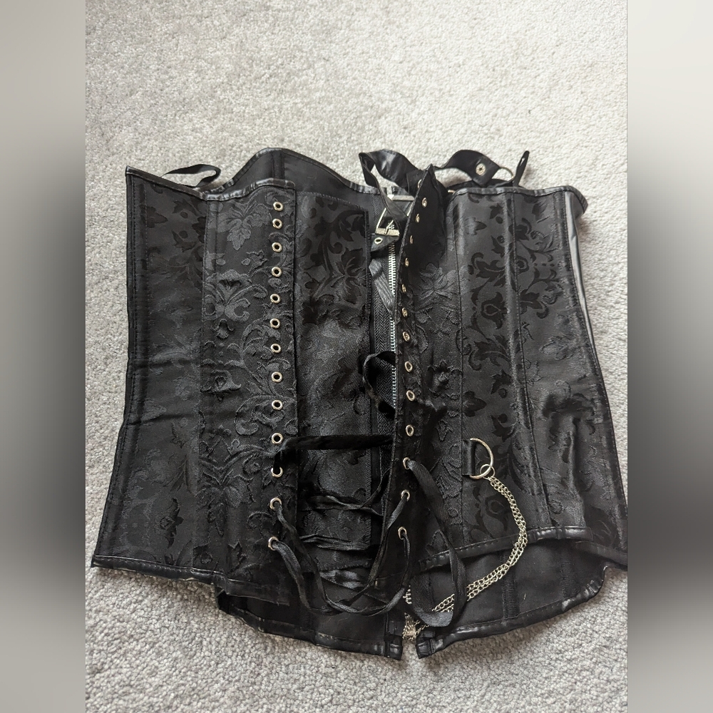 Black lace up corset size 2-4 - Picture 4 of 4